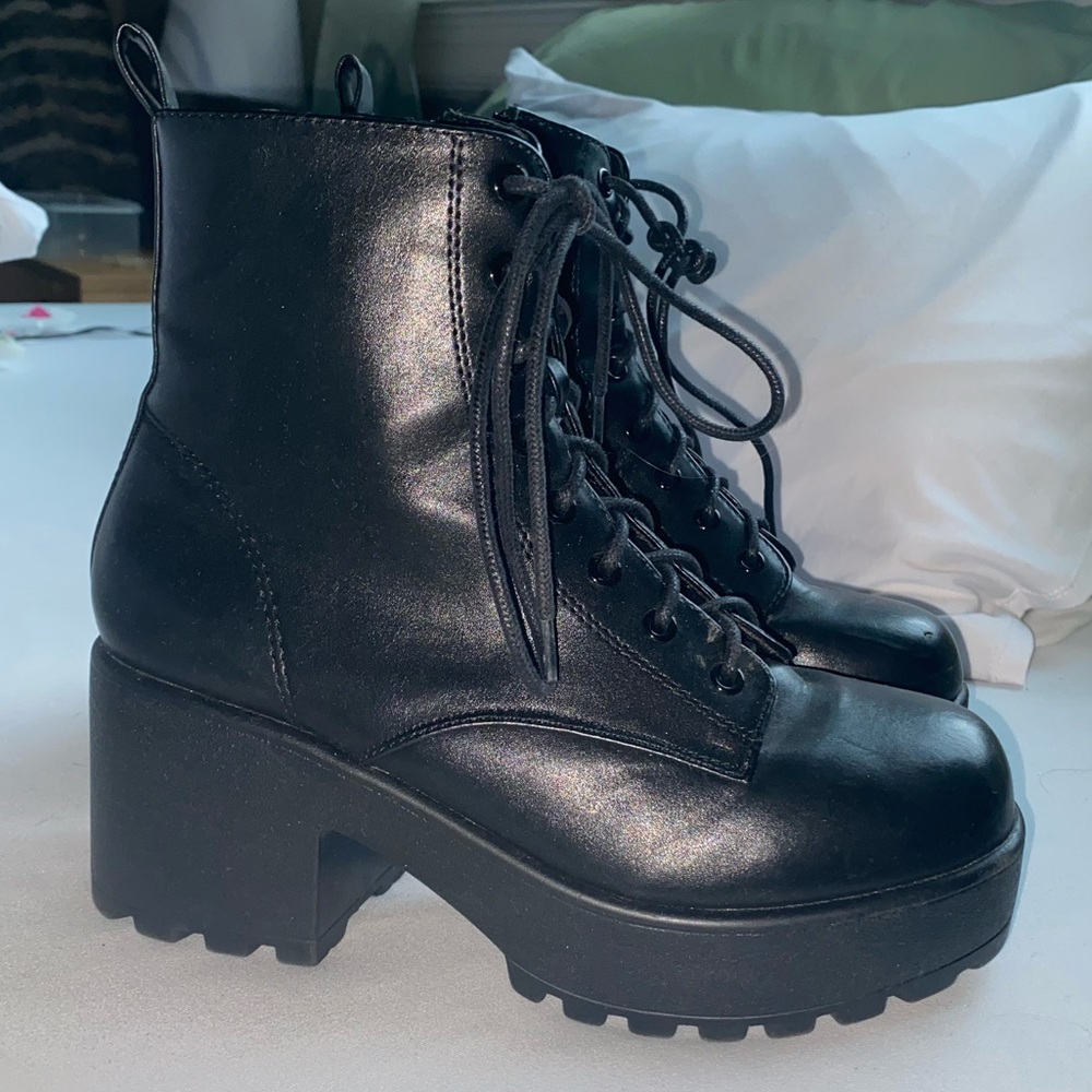 hello! selling a new pair of black boots ! only wore once :)